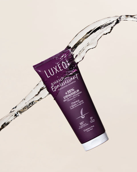 Фиолетовый Luxéol продукт для ухода за волосами с брызгами воды на бежевом фоне