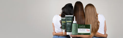 Trīs sievietes ar Luxéol matu kopšanas produktiem priekšā uz neitrāla fona